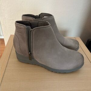 NWOT- WOMENS GRAY BOOTIES